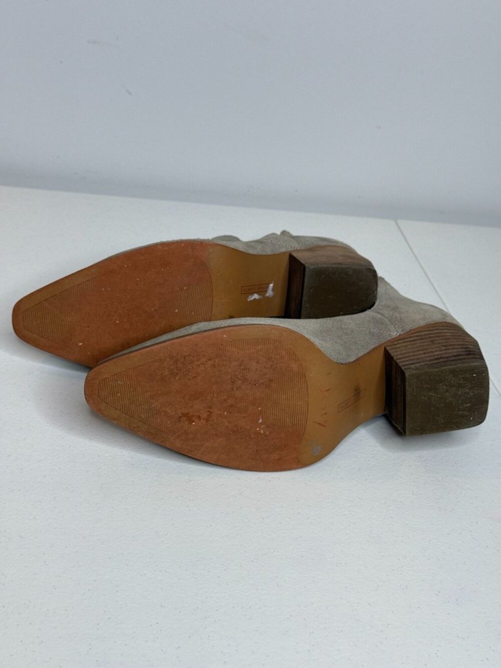 Vince Camuto 8.5 Gray Suede Cutout Block Heel Ankle Booties Western Boho - Picture 11 of 11